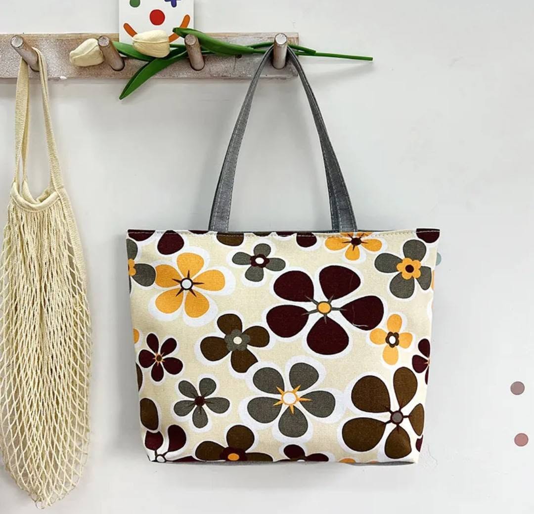 Large Canvas Tote Bag – Stylish Everyday Carryall for Travel & Shopping